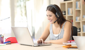 Fille avec casque